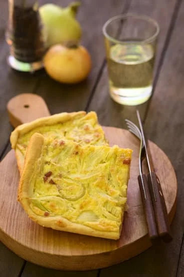 Zwiebelkuchen selber machen. Rezept einfach & lecker vom Blech.