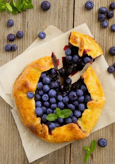 Omas Eierkuchen von Blaubeeren und Pflaumen – Pfannkuchenrezept