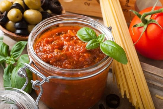 Hausgemachte Pasta in Tomatensoße. Einfach – schnell und lecker – Rezept
