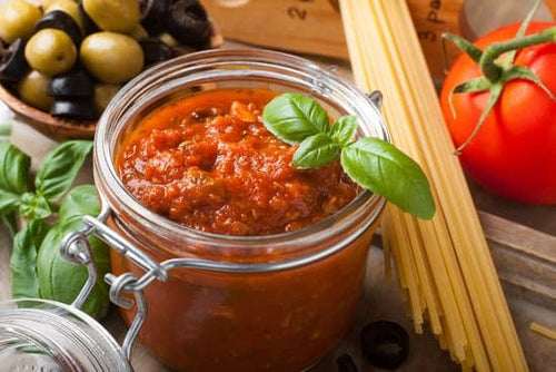 Hausgemachte Pasta in Tomatensoße. Einfach – schnell und lecker – Rezept
