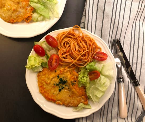 Mailänder Schnitzel mit Tomatensoße und Pasta – Piccata Milanese Rezept