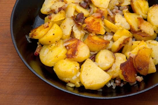Knusprige Bratkartoffeln mit Braten und Remoulade und „Rundstück Warm“