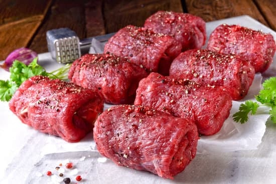 Rinderrouladen füllen, rollen, zubereiten und Soße kochen – das Rezept
