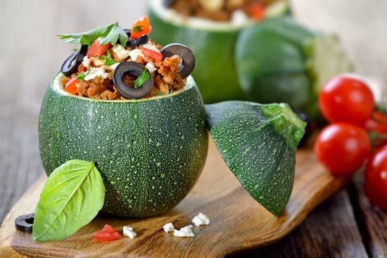 Gefüllte Zucchini mit Hackfleisch auf Tomatensoße im Backofen