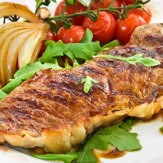 Deftige Brauerpfanne – Nackensteaks mit blonden Zwiebeln