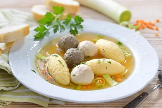 Hochzeitssuppe Rezept: Rinderbrühe, Eierstich, Klößchen und Gemüse