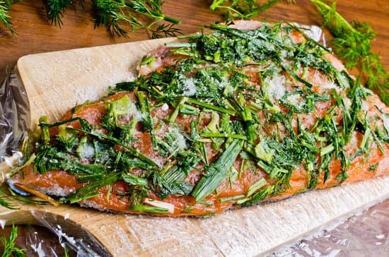 Graved Lachs selber beizen – so einfach und so gut mit Honig-Senfsoße