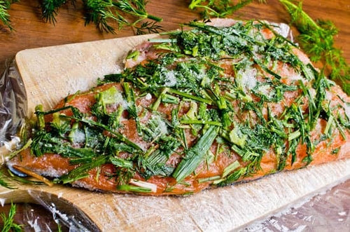 Graved Lachs selber beizen – so einfach und so gut mit Honig-Senfsoße