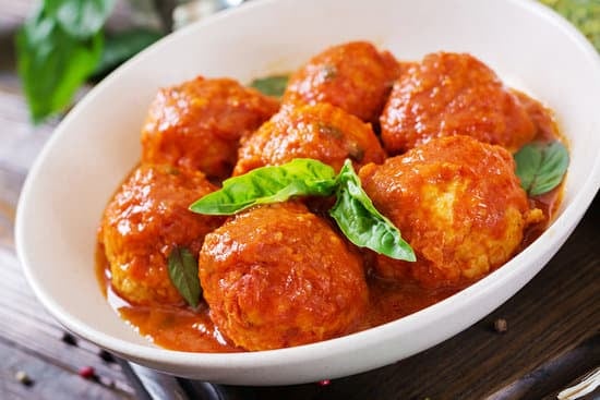 Gebratene Hackbällchen in leckerer Tomatensoße selber machen
