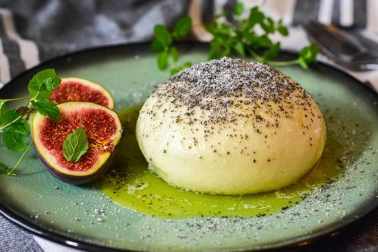 Germknödel ohne Dampfgarer einfach lecker in Milch, Vanillesoße & Mohn