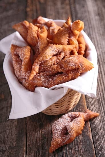 Gebackene Beignets vom Apfel und Birne auf Vanillesoße
