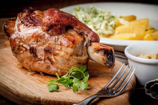 Knusprige Schweinshaxe im Backofen zubereiten – Omas Rezept
