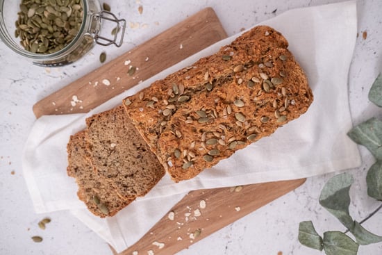 Einfaches Kürbiskernbrot selber machen und knusprig backen – Rezept