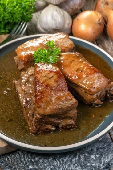 Saftige „Dicke Rippe“ selber machen und im Backofen schmoren – Rezept