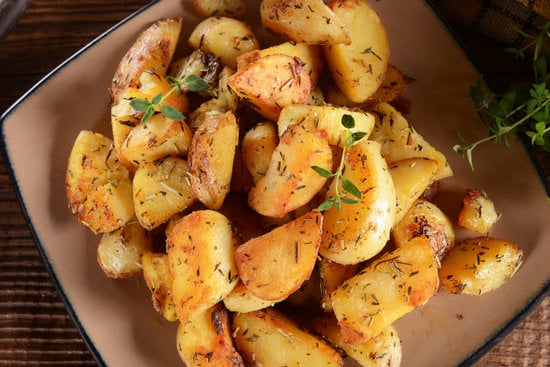 Gebratene Kartoffeln mit Rosmarin und frischem Gemüse – Rezept