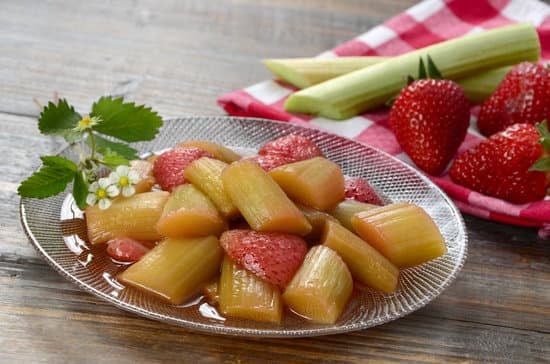 Erfrischender Rhabarberkompott mit Erdbeeren selber kochen – Rezept
