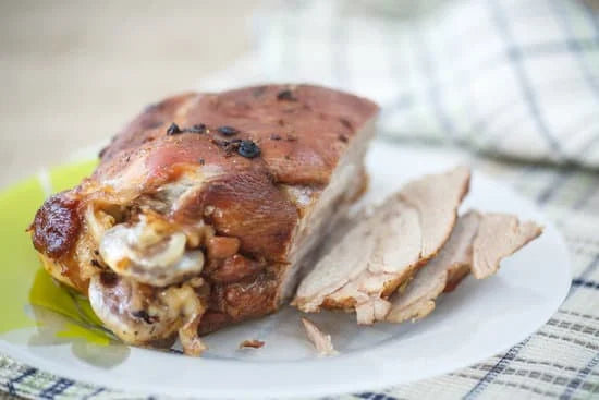 Saftige Putenkeule zubereiten und im Backofen schmoren – Rezept