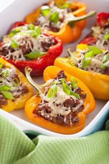 Gefüllte Paprikaschoten mit Hackfleisch auf Tomatensoße