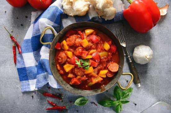 Wurstgulasch einfach nach Omas Rezept kochen – ohne Schnickschnack
