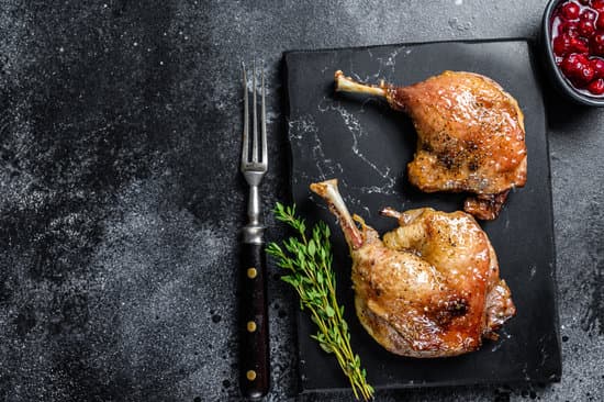 Saftige und knusprige Enten- oder Gänsekeulen richtig zubereiten – Rezept und Video
