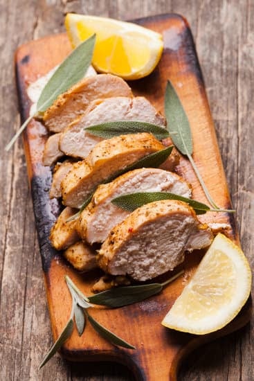 Knusprige Hähnchenbrust mit Salbei und Schinken im Backofen gebraten