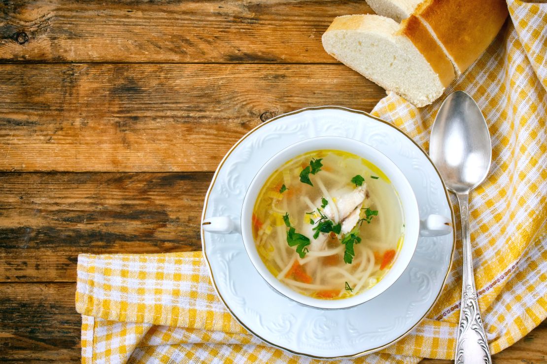 Hühnerbrühe und Hühnersuppe