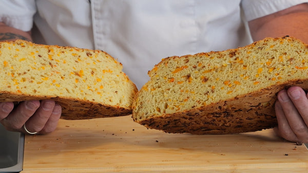 Schnelles Kürbisbrot mit Hokkaido und Röstzwiebeln