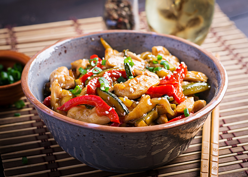 Hähnchen – Gemüsepfanne asiatisch mit Mie-Nudeln und Cashewkernen ...