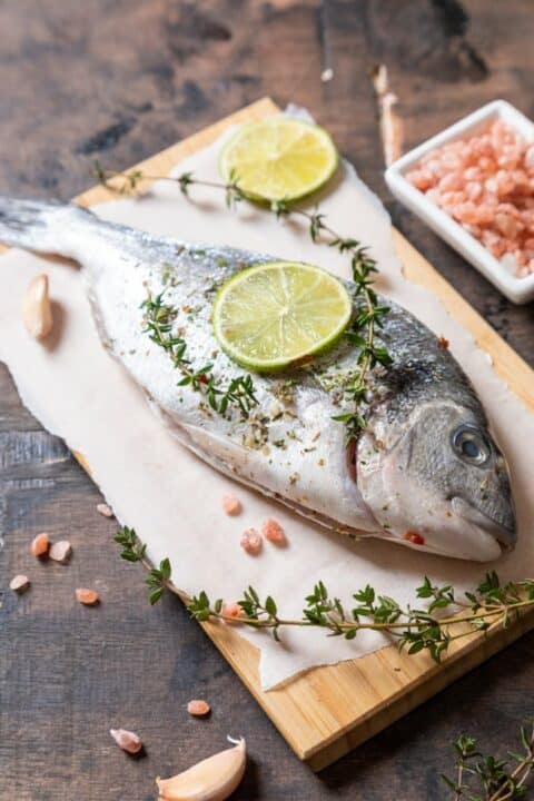 Knusprige Dorade mit frischen Kräutern und Zitrone CALLEkocht