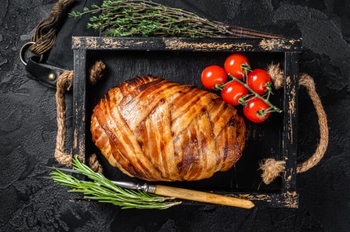 Herzhafter Hackbraten mit Speckmantel mit Makkaroni und Cheddar gefüllt ...